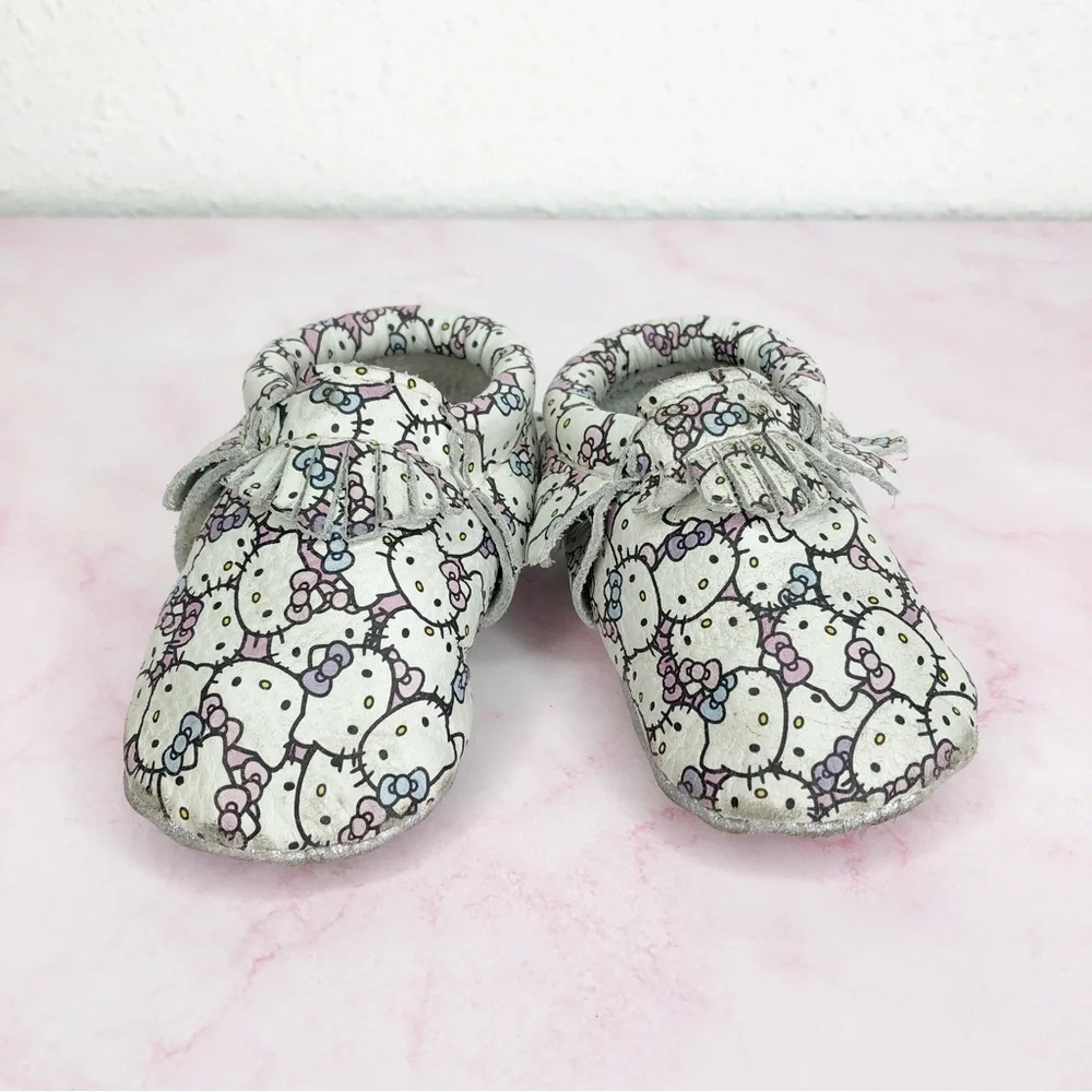 Freshly Picked x Sanrio Hello Kitty baby‎ moccasins Peek a Bow size 2 infant